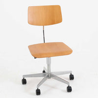 デンマークのメーカーLabofa製のデスクチェアは、オーク材の座面と背もたれにスチールベースを組み合わせた、シンプルかつ機能的な北欧ビンテージ家具です。座面と背面の高さ調整が可能で、キャスター付きの安定した5本脚構造により、オフィスやワークスペースでの実用性に優れています。木部のナチュラルな風合いとスチールの無骨さが調和し、経年変化により深みを増した質感が魅力です。北欧らしい洗練されたデザインと堅牢な作りが長く愛用できる一脚です。