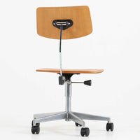 デンマークのメーカーLabofa製のデスクチェアは、オーク材の座面と背もたれにスチールベースを組み合わせた、シンプルかつ機能的な北欧ビンテージ家具です。座面と背面の高さ調整が可能で、キャスター付きの安定した5本脚構造により、オフィスやワークスペースでの実用性に優れています。木部のナチュラルな風合いとスチールの無骨さが調和し、経年変化により深みを増した質感が魅力です。北欧らしい洗練されたデザインと堅牢な作りが長く愛用できる一脚です。