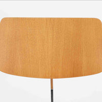 デンマークのメーカーLabofa製のデスクチェアは、オーク材の座面と背もたれにスチールベースを組み合わせた、シンプルかつ機能的な北欧ビンテージ家具です。座面と背面の高さ調整が可能で、キャスター付きの安定した5本脚構造により、オフィスやワークスペースでの実用性に優れています。木部のナチュラルな風合いとスチールの無骨さが調和し、経年変化により深みを増した質感が魅力です。北欧らしい洗練されたデザインと堅牢な作りが長く愛用できる一脚です。