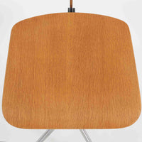 デンマークのメーカーLabofa製のデスクチェアは、オーク材の座面と背もたれにスチールベースを組み合わせた、シンプルかつ機能的な北欧ビンテージ家具です。座面と背面の高さ調整が可能で、キャスター付きの安定した5本脚構造により、オフィスやワークスペースでの実用性に優れています。木部のナチュラルな風合いとスチールの無骨さが調和し、経年変化により深みを増した質感が魅力です。北欧らしい洗練されたデザインと堅牢な作りが長く愛用できる一脚です。