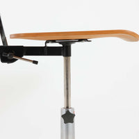 デンマークのメーカーLabofa製のデスクチェアは、オーク材の座面と背もたれにスチールベースを組み合わせた、シンプルかつ機能的な北欧ビンテージ家具です。座面と背面の高さ調整が可能で、キャスター付きの安定した5本脚構造により、オフィスやワークスペースでの実用性に優れています。木部のナチュラルな風合いとスチールの無骨さが調和し、経年変化により深みを増した質感が魅力です。北欧らしい洗練されたデザインと堅牢な作りが長く愛用できる一脚です。