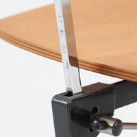 デンマークのメーカーLabofa製のデスクチェアは、オーク材の座面と背もたれにスチールベースを組み合わせた、シンプルかつ機能的な北欧ビンテージ家具です。座面と背面の高さ調整が可能で、キャスター付きの安定した5本脚構造により、オフィスやワークスペースでの実用性に優れています。木部のナチュラルな風合いとスチールの無骨さが調和し、経年変化により深みを増した質感が魅力です。北欧らしい洗練されたデザインと堅牢な作りが長く愛用できる一脚です。