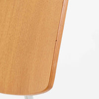 デンマークのメーカーLabofa製のデスクチェアは、オーク材の座面と背もたれにスチールベースを組み合わせた、シンプルかつ機能的な北欧ビンテージ家具です。座面と背面の高さ調整が可能で、キャスター付きの安定した5本脚構造により、オフィスやワークスペースでの実用性に優れています。木部のナチュラルな風合いとスチールの無骨さが調和し、経年変化により深みを増した質感が魅力です。北欧らしい洗練されたデザインと堅牢な作りが長く愛用できる一脚です。