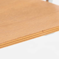 デンマークのメーカーLabofa製のデスクチェアは、オーク材の座面と背もたれにスチールベースを組み合わせた、シンプルかつ機能的な北欧ビンテージ家具です。座面と背面の高さ調整が可能で、キャスター付きの安定した5本脚構造により、オフィスやワークスペースでの実用性に優れています。木部のナチュラルな風合いとスチールの無骨さが調和し、経年変化により深みを増した質感が魅力です。北欧らしい洗練されたデザインと堅牢な作りが長く愛用できる一脚です。