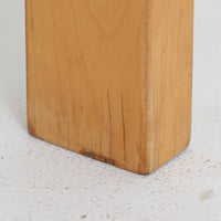 フィンランドの建築家Alvar Aaltoがデザインし、Artek社から製造されたダイニングテーブルです。温かみのあるバーチ材の脚と、耐久性に優れたホワイトラミネート天板の組み合わせが印象的で、Aalto特有の柔らかな曲線を描く脚部が、空間に優しい印象を与えます。幅120cmの扱いやすいサイズ感は、2〜4人での使用に適しており、ダイニングはもちろんワークデスクとしての活用もおすすめです。素材や構造に見られる北欧モダンデザインの美学と、長い年月を経た木部の風合いが魅力の一台です。