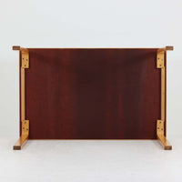 フィンランドの建築家Alvar Aaltoがデザインし、Artek社から製造されたダイニングテーブルです。温かみのあるバーチ材の脚と、耐久性に優れたホワイトラミネート天板の組み合わせが印象的で、Aalto特有の柔らかな曲線を描く脚部が、空間に優しい印象を与えます。幅120cmの扱いやすいサイズ感は、2〜4人での使用に適しており、ダイニングはもちろんワークデスクとしての活用もおすすめです。素材や構造に見られる北欧モダンデザインの美学と、長い年月を経た木部の風合いが魅力の一台です。