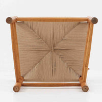 デンマークを代表するデザイナー、Borge MogensenによってFDBのためにデザインされたJ39チェアは、オーク材の丸脚と座面に丁寧に編み込まれたペーパーコードが特徴の、素朴ながらも完成度の高い北欧ビンテージチェアです。農村のキッチンチェアをルーツに持つそのデザインは、無駄を省いた潔い構造と機能美が融合し、空間に凛とした佇まいをもたらします。ダイニングはもちろん、ワークチェアやアクセントチェアとしても重宝する一脚です。