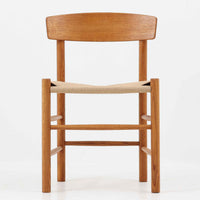 デンマークを代表するデザイナー、Borge MogensenによってFDBのためにデザインされたJ39チェアは、オーク材の丸脚と座面に丁寧に編み込まれたペーパーコードが特徴の、素朴ながらも完成度の高い北欧ビンテージチェアです。農村のキッチンチェアをルーツに持つそのデザインは、無駄を省いた潔い構造と機能美が融合し、空間に凛とした佇まいをもたらします。ダイニングはもちろん、ワークチェアやアクセントチェアとしても重宝する一脚です。