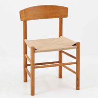 デンマークを代表するデザイナー、Borge MogensenによってFDBのためにデザインされたJ39チェアは、オーク材の丸脚と座面に丁寧に編み込まれたペーパーコードが特徴の、素朴ながらも完成度の高い北欧ビンテージチェアです。農村のキッチンチェアをルーツに持つそのデザインは、無駄を省いた潔い構造と機能美が融合し、空間に凛とした佇まいをもたらします。ダイニングはもちろん、ワークチェアやアクセントチェアとしても重宝する一脚です。