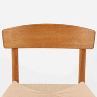 デンマークを代表するデザイナー、Borge MogensenによってFDBのためにデザインされたJ39チェアは、オーク材の丸脚と座面に丁寧に編み込まれたペーパーコードが特徴の、素朴ながらも完成度の高い北欧ビンテージチェアです。農村のキッチンチェアをルーツに持つそのデザインは、無駄を省いた潔い構造と機能美が融合し、空間に凛とした佇まいをもたらします。ダイニングはもちろん、ワークチェアやアクセントチェアとしても重宝する一脚です。