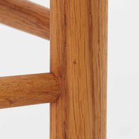 デンマークを代表するデザイナー、Borge MogensenによってFDBのためにデザインされたJ39チェアは、オーク材の丸脚と座面に丁寧に編み込まれたペーパーコードが特徴の、素朴ながらも完成度の高い北欧ビンテージチェアです。農村のキッチンチェアをルーツに持つそのデザインは、無駄を省いた潔い構造と機能美が融合し、空間に凛とした佇まいをもたらします。ダイニングはもちろん、ワークチェアやアクセントチェアとしても重宝する一脚です。