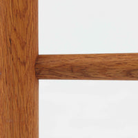 デンマークを代表するデザイナー、Borge MogensenによってFDBのためにデザインされたJ39チェアは、オーク材の丸脚と座面に丁寧に編み込まれたペーパーコードが特徴の、素朴ながらも完成度の高い北欧ビンテージチェアです。農村のキッチンチェアをルーツに持つそのデザインは、無駄を省いた潔い構造と機能美が融合し、空間に凛とした佇まいをもたらします。ダイニングはもちろん、ワークチェアやアクセントチェアとしても重宝する一脚です。