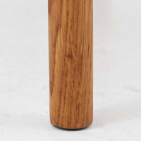 デンマークを代表するデザイナー、Borge MogensenによってFDBのためにデザインされたJ39チェアは、オーク材の丸脚と座面に丁寧に編み込まれたペーパーコードが特徴の、素朴ながらも完成度の高い北欧ビンテージチェアです。農村のキッチンチェアをルーツに持つそのデザインは、無駄を省いた潔い構造と機能美が融合し、空間に凛とした佇まいをもたらします。ダイニングはもちろん、ワークチェアやアクセントチェアとしても重宝する一脚です。