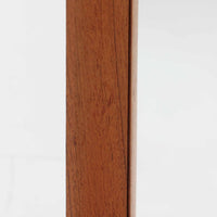 Aarhus Glasimport og Glassliberiによる立て掛けミラーで、チーク材のフレームとガラスの組み合わせが魅力の北欧ビンテージ品です。細く端正なフレームは面取りが美しく、壁に寄り添う軽やかな佇まいが空間をすっきりと整えます。姿見としてはもちろん、廊下や寝室のアクセントとしても活躍し、経年で深みを増したチーク材が上質な雰囲気を演出します。シンプルながら温かみのあるデザインで、日常の動作に自然に寄り添うミラーです。