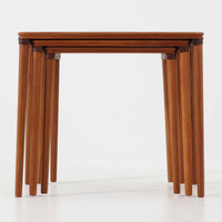 チーク材の温かみある木肌に、落ち着いたブルー系陶磁器タイルをあしらったネストテーブルは、北欧ビンテージらしい実用性と装飾性を兼ね備えたセットです。大小3台を重ねて収納できる合理的な構造で、必要に応じてサイドテーブルや補助台として柔軟に使い分けが可能。角を丸く仕上げた天板や細身の脚部には丁寧な木工技術が感じられ、経年により深みを増した表情が空間に静かな存在感を添えます。