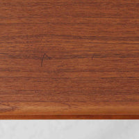 チーク材の温かみある木肌に、落ち着いたブルー系陶磁器タイルをあしらったネストテーブルは、北欧ビンテージらしい実用性と装飾性を兼ね備えたセットです。大小3台を重ねて収納できる合理的な構造で、必要に応じてサイドテーブルや補助台として柔軟に使い分けが可能。角を丸く仕上げた天板や細身の脚部には丁寧な木工技術が感じられ、経年により深みを増した表情が空間に静かな存在感を添えます。