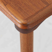 チーク材の温かみある木肌に、落ち着いたブルー系陶磁器タイルをあしらったネストテーブルは、北欧ビンテージらしい実用性と装飾性を兼ね備えたセットです。大小3台を重ねて収納できる合理的な構造で、必要に応じてサイドテーブルや補助台として柔軟に使い分けが可能。角を丸く仕上げた天板や細身の脚部には丁寧な木工技術が感じられ、経年により深みを増した表情が空間に静かな存在感を添えます。