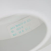 Jeka Metaltryk社製のペンダントライト「1039-H」です。直径41cmと存在感のあるサイズで、スチールを用いた重なり合うシェードが特徴的なデザイン。点灯時には多層のシェードを通して光が柔らかく拡散し、眩しさを抑えつつも温かみのある明かりを広げます。ホワイトカラーのシンプルかつモダンなフォルムは、ダイニングやリビングの主照明として空間に洗練された印象を与えます。北欧ビンテージらしい機能美と存在感を兼ね備えた逸品です。