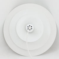 Jeka Metaltryk社製のペンダントライト「1039-H」です。直径41cmと存在感のあるサイズで、スチールを用いた重なり合うシェードが特徴的なデザイン。点灯時には多層のシェードを通して光が柔らかく拡散し、眩しさを抑えつつも温かみのある明かりを広げます。ホワイトカラーのシンプルかつモダンなフォルムは、ダイニングやリビングの主照明として空間に洗練された印象を与えます。北欧ビンテージらしい機能美と存在感を兼ね備えた逸品です。
