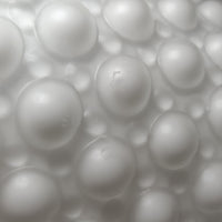 デンマーク製のペンダントライト、直径13cmです。ガラスシェードには立体的なドット模様が施され、点灯すると陰影が浮かび上がり独特の表情を生み出します。上部にはチーク材が用いられ、ガラスの繊細さと木の温もりが調和した北欧らしい意匠が魅力です。小ぶりなサイズながらも存在感があり、キッチンや廊下、ベッドサイドなど複数使いにも適しています。経年による素材の風合いがビンテージ品ならではの味わいを感じさせ、日常空間に個性を添える一品です。