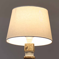 Nils Thorssonがデザインし、Royal Copenhagen社から発表された「BACA」シリーズのテーブルランプは、高さ39cmのバランスの取れたサイズ感で、北欧ビンテージらしい存在感を放ちます。陶磁器製のベースには細やかな装飾模様が施され、グラフィカルでありながら落ち着いた色調が空間に洗練された雰囲気を添えます。リネンシェードを透過する柔らかな光が温もりを演出し、リビングやベッドサイドに最適です。年月を経て深みを増した質感と工芸的な美しさを楽しめる一点物です。