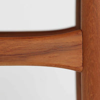 Kurt Ostervigが手がけ、Jason Mobler社により製造されたModel 195は、チーク材の温かみと滑らかな木肌が魅力の北欧ビンテージセンターテーブルです。天板は緩やかに面取りされ、脚部は丸みを帯びた先細りのフォルムで構成されており、軽やかさと安定感を両立しています。幕板の代わりにクロス状に配された貫が特徴で、構造美と機能性を兼ね備えたデザインは、ソファ前のテーブルとしてはもちろん、空間のアクセントとしても優れた存在感を放ちます。デンマーク製ビンテージならではの丁寧な仕上げと経年による風合いをお楽しみいただける一台です。