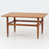 Kurt Ostervigが手がけ、Jason Mobler社により製造されたModel 195は、チーク材の温かみと滑らかな木肌が魅力の北欧ビンテージセンターテーブルです。天板は緩やかに面取りされ、脚部は丸みを帯びた先細りのフォルムで構成されており、軽やかさと安定感を両立しています。幕板の代わりにクロス状に配された貫が特徴で、構造美と機能性を兼ね備えたデザインは、ソファ前のテーブルとしてはもちろん、空間のアクセントとしても優れた存在感を放ちます。デンマーク製ビンテージならではの丁寧な仕上げと経年による風合いをお楽しみいただける一台です。