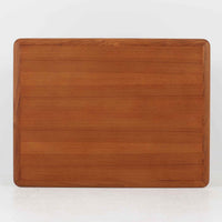 Kurt Ostervigが手がけ、Jason Mobler社により製造されたModel 195は、チーク材の温かみと滑らかな木肌が魅力の北欧ビンテージセンターテーブルです。天板は緩やかに面取りされ、脚部は丸みを帯びた先細りのフォルムで構成されており、軽やかさと安定感を両立しています。幕板の代わりにクロス状に配された貫が特徴で、構造美と機能性を兼ね備えたデザインは、ソファ前のテーブルとしてはもちろん、空間のアクセントとしても優れた存在感を放ちます。デンマーク製ビンテージならではの丁寧な仕上げと経年による風合いをお楽しみいただける一台です。