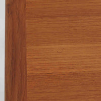 Kurt Ostervigが手がけ、Jason Mobler社により製造されたModel 195は、チーク材の温かみと滑らかな木肌が魅力の北欧ビンテージセンターテーブルです。天板は緩やかに面取りされ、脚部は丸みを帯びた先細りのフォルムで構成されており、軽やかさと安定感を両立しています。幕板の代わりにクロス状に配された貫が特徴で、構造美と機能性を兼ね備えたデザインは、ソファ前のテーブルとしてはもちろん、空間のアクセントとしても優れた存在感を放ちます。デンマーク製ビンテージならではの丁寧な仕上げと経年による風合いをお楽しみいただける一台です。