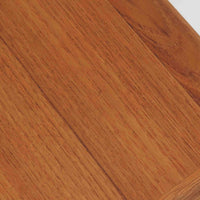 Kurt Ostervigが手がけ、Jason Mobler社により製造されたModel 195は、チーク材の温かみと滑らかな木肌が魅力の北欧ビンテージセンターテーブルです。天板は緩やかに面取りされ、脚部は丸みを帯びた先細りのフォルムで構成されており、軽やかさと安定感を両立しています。幕板の代わりにクロス状に配された貫が特徴で、構造美と機能性を兼ね備えたデザインは、ソファ前のテーブルとしてはもちろん、空間のアクセントとしても優れた存在感を放ちます。デンマーク製ビンテージならではの丁寧な仕上げと経年による風合いをお楽しみいただける一台です。