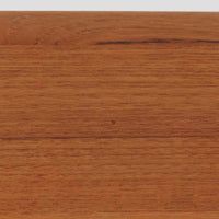 Kurt Ostervigが手がけ、Jason Mobler社により製造されたModel 195は、チーク材の温かみと滑らかな木肌が魅力の北欧ビンテージセンターテーブルです。天板は緩やかに面取りされ、脚部は丸みを帯びた先細りのフォルムで構成されており、軽やかさと安定感を両立しています。幕板の代わりにクロス状に配された貫が特徴で、構造美と機能性を兼ね備えたデザインは、ソファ前のテーブルとしてはもちろん、空間のアクセントとしても優れた存在感を放ちます。デンマーク製ビンテージならではの丁寧な仕上げと経年による風合いをお楽しみいただける一台です。