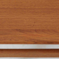 Kurt Ostervigが手がけ、Jason Mobler社により製造されたModel 195は、チーク材の温かみと滑らかな木肌が魅力の北欧ビンテージセンターテーブルです。天板は緩やかに面取りされ、脚部は丸みを帯びた先細りのフォルムで構成されており、軽やかさと安定感を両立しています。幕板の代わりにクロス状に配された貫が特徴で、構造美と機能性を兼ね備えたデザインは、ソファ前のテーブルとしてはもちろん、空間のアクセントとしても優れた存在感を放ちます。デンマーク製ビンテージならではの丁寧な仕上げと経年による風合いをお楽しみいただける一台です。