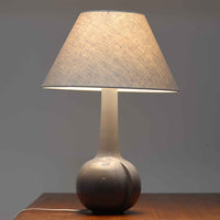 Royal Copenhagen社製のテーブルランプ「1013-3807」です。高さ50cmと存在感のある大きめサイズで、陶磁器ならではの艶やかな質感のベースにリネンシェードが組み合わされ、落ち着いた雰囲気を醸し出しています。クラシカルなフォルムに北欧らしい洗練されたデザインが融合し、点灯時には柔らかく温かな光が空間を包み込みます。リビングやベッドサイドのアクセントとしてはもちろん、インテリアオブジェとしても映える北欧ビンテージの逸品です。