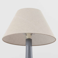 Royal Copenhagen社製のテーブルランプ「1013-3807」です。高さ50cmと存在感のある大きめサイズで、陶磁器ならではの艶やかな質感のベースにリネンシェードが組み合わされ、落ち着いた雰囲気を醸し出しています。クラシカルなフォルムに北欧らしい洗練されたデザインが融合し、点灯時には柔らかく温かな光が空間を包み込みます。リビングやベッドサイドのアクセントとしてはもちろん、インテリアオブジェとしても映える北欧ビンテージの逸品です。