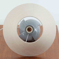 Royal Copenhagen社製のテーブルランプ「1013-3807」です。高さ50cmと存在感のある大きめサイズで、陶磁器ならではの艶やかな質感のベースにリネンシェードが組み合わされ、落ち着いた雰囲気を醸し出しています。クラシカルなフォルムに北欧らしい洗練されたデザインが融合し、点灯時には柔らかく温かな光が空間を包み込みます。リビングやベッドサイドのアクセントとしてはもちろん、インテリアオブジェとしても映える北欧ビンテージの逸品です。