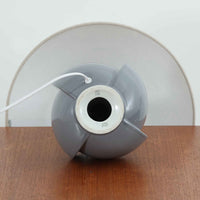 Royal Copenhagen社製のテーブルランプ「1013-3807」です。高さ50cmと存在感のある大きめサイズで、陶磁器ならではの艶やかな質感のベースにリネンシェードが組み合わされ、落ち着いた雰囲気を醸し出しています。クラシカルなフォルムに北欧らしい洗練されたデザインが融合し、点灯時には柔らかく温かな光が空間を包み込みます。リビングやベッドサイドのアクセントとしてはもちろん、インテリアオブジェとしても映える北欧ビンテージの逸品です。