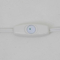 Royal Copenhagen社製のテーブルランプ「1013-3807」です。高さ50cmと存在感のある大きめサイズで、陶磁器ならではの艶やかな質感のベースにリネンシェードが組み合わされ、落ち着いた雰囲気を醸し出しています。クラシカルなフォルムに北欧らしい洗練されたデザインが融合し、点灯時には柔らかく温かな光が空間を包み込みます。リビングやベッドサイドのアクセントとしてはもちろん、インテリアオブジェとしても映える北欧ビンテージの逸品です。