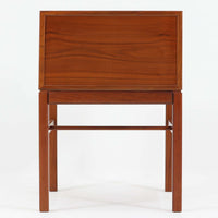 デンマーク製の北欧ビンテージサイドチェストです。チーク材の落ち着いた色合いと美しい木目が際立ち、奥行きをしっかりと確保した設計が実用性を高めています。上部はオープンスペースと、下段には小ぶりな引き出しを配置。真鍮調のつまみがさりげないアクセントとなり、直線的なフォルムとすらりとした脚部が軽やかな印象を与えます。ベッドサイドやリビングでの小物収納、簡易デスクとしても活躍し、経年による艶やかな風合いが空間に温もりを添える一台です。