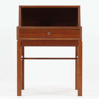 デンマーク製の北欧ビンテージサイドチェストです。チーク材の落ち着いた色合いと美しい木目が際立ち、奥行きをしっかりと確保した設計が実用性を高めています。上部はオープンスペースと、下段には小ぶりな引き出しを配置。真鍮調のつまみがさりげないアクセントとなり、直線的なフォルムとすらりとした脚部が軽やかな印象を与えます。ベッドサイドやリビングでの小物収納、簡易デスクとしても活躍し、経年による艶やかな風合いが空間に温もりを添える一台です。