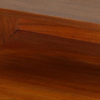 デンマーク製の北欧ビンテージサイドチェストです。チーク材の落ち着いた色合いと美しい木目が際立ち、奥行きをしっかりと確保した設計が実用性を高めています。上部はオープンスペースと、下段には小ぶりな引き出しを配置。真鍮調のつまみがさりげないアクセントとなり、直線的なフォルムとすらりとした脚部が軽やかな印象を与えます。ベッドサイドやリビングでの小物収納、簡易デスクとしても活躍し、経年による艶やかな風合いが空間に温もりを添える一台です。