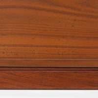 デンマーク製の北欧ビンテージサイドチェストです。チーク材の落ち着いた色合いと美しい木目が際立ち、奥行きをしっかりと確保した設計が実用性を高めています。上部はオープンスペースと、下段には小ぶりな引き出しを配置。真鍮調のつまみがさりげないアクセントとなり、直線的なフォルムとすらりとした脚部が軽やかな印象を与えます。ベッドサイドやリビングでの小物収納、簡易デスクとしても活躍し、経年による艶やかな風合いが空間に温もりを添える一台です。