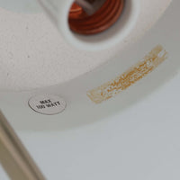 Jo Hammerborg(ヨー・ハーマボー)がFog & Morup(フォグ&モーラップ)より発表した「Tarok」ペンダントライトです。直径41cmと存在感のあるサイズで、真鍮のような上品な質感をもつアルミ素材が用いられています。特徴的な円弧を描くフレームとシンプルながらも力強いシェードデザインは、ハーマボーらしいモダンな造形美を感じさせます。消灯時はオブジェのような美しさを放ち、点灯時には温かみのある光が広がり、ダイニングやリビングを上質な空間へと演出します。北欧モダンデザインの洗練を感じさせるビンテージアイテムです。