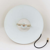 Jo Hammerborg(ヨー・ハーマボー)がFog & Morup(フォグ&モーラップ)より発表した「Tarok」ペンダントライトです。直径41cmと存在感のあるサイズで、真鍮のような上品な質感をもつアルミ素材が用いられています。特徴的な円弧を描くフレームとシンプルながらも力強いシェードデザインは、ハーマボーらしいモダンな造形美を感じさせます。消灯時はオブジェのような美しさを放ち、点灯時には温かみのある光が広がり、ダイニングやリビングを上質な空間へと演出します。北欧モダンデザインの洗練を感じさせるビンテージアイテムです。