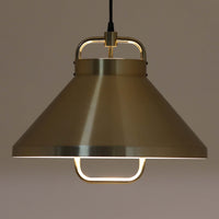 Jo Hammerborg(ヨー・ハーマボー)がFog & Morup(フォグ&モーラップ)より発表した「Tarok」ペンダントライトです。直径41cmと存在感のあるサイズで、真鍮のような上品な質感をもつアルミ素材が用いられています。特徴的な円弧を描くフレームとシンプルながらも力強いシェードデザインは、ハーマボーらしいモダンな造形美を感じさせます。消灯時はオブジェのような美しさを放ち、点灯時には温かみのある光が広がり、ダイニングやリビングを上質な空間へと演出します。北欧モダンデザインの洗練を感じさせるビンテージアイテムです。