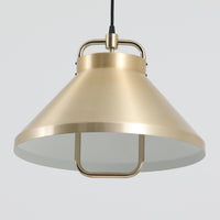 Jo Hammerborg(ヨー・ハーマボー)がFog & Morup(フォグ&モーラップ)より発表した「Tarok」ペンダントライトです。直径41cmと存在感のあるサイズで、真鍮のような上品な質感をもつアルミ素材が用いられています。特徴的な円弧を描くフレームとシンプルながらも力強いシェードデザインは、ハーマボーらしいモダンな造形美を感じさせます。消灯時はオブジェのような美しさを放ち、点灯時には温かみのある光が広がり、ダイニングやリビングを上質な空間へと演出します。北欧モダンデザインの洗練を感じさせるビンテージアイテムです。