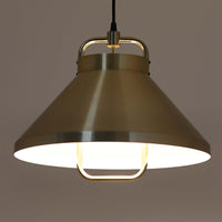 Jo Hammerborg(ヨー・ハーマボー)がFog & Morup(フォグ&モーラップ)より発表した「Tarok」ペンダントライトです。直径41cmと存在感のあるサイズで、真鍮のような上品な質感をもつアルミ素材が用いられています。特徴的な円弧を描くフレームとシンプルながらも力強いシェードデザインは、ハーマボーらしいモダンな造形美を感じさせます。消灯時はオブジェのような美しさを放ち、点灯時には温かみのある光が広がり、ダイニングやリビングを上質な空間へと演出します。北欧モダンデザインの洗練を感じさせるビンテージアイテムです。