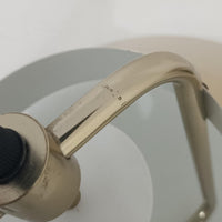 Jo Hammerborg(ヨー・ハーマボー)がFog & Morup(フォグ&モーラップ)より発表した「Tarok」ペンダントライトです。直径41cmと存在感のあるサイズで、真鍮のような上品な質感をもつアルミ素材が用いられています。特徴的な円弧を描くフレームとシンプルながらも力強いシェードデザインは、ハーマボーらしいモダンな造形美を感じさせます。消灯時はオブジェのような美しさを放ち、点灯時には温かみのある光が広がり、ダイニングやリビングを上質な空間へと演出します。北欧モダンデザインの洗練を感じさせるビンテージアイテムです。