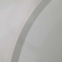 Jo Hammerborg(ヨー・ハーマボー)がFog & Morup(フォグ&モーラップ)より発表した「Tarok」ペンダントライトです。直径41cmと存在感のあるサイズで、真鍮のような上品な質感をもつアルミ素材が用いられています。特徴的な円弧を描くフレームとシンプルながらも力強いシェードデザインは、ハーマボーらしいモダンな造形美を感じさせます。消灯時はオブジェのような美しさを放ち、点灯時には温かみのある光が広がり、ダイニングやリビングを上質な空間へと演出します。北欧モダンデザインの洗練を感じさせるビンテージアイテムです。