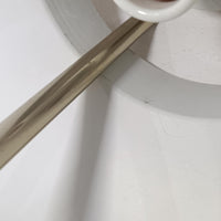 Jo Hammerborg(ヨー・ハーマボー)がFog & Morup(フォグ&モーラップ)より発表した「Tarok」ペンダントライトです。直径41cmと存在感のあるサイズで、真鍮のような上品な質感をもつアルミ素材が用いられています。特徴的な円弧を描くフレームとシンプルながらも力強いシェードデザインは、ハーマボーらしいモダンな造形美を感じさせます。消灯時はオブジェのような美しさを放ち、点灯時には温かみのある光が広がり、ダイニングやリビングを上質な空間へと演出します。北欧モダンデザインの洗練を感じさせるビンテージアイテムです。