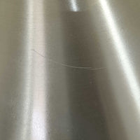 Jo Hammerborg(ヨー・ハーマボー)がFog & Morup(フォグ&モーラップ)より発表した「Tarok」ペンダントライトです。直径41cmと存在感のあるサイズで、真鍮のような上品な質感をもつアルミ素材が用いられています。特徴的な円弧を描くフレームとシンプルながらも力強いシェードデザインは、ハーマボーらしいモダンな造形美を感じさせます。消灯時はオブジェのような美しさを放ち、点灯時には温かみのある光が広がり、ダイニングやリビングを上質な空間へと演出します。北欧モダンデザインの洗練を感じさせるビンテージアイテムです。